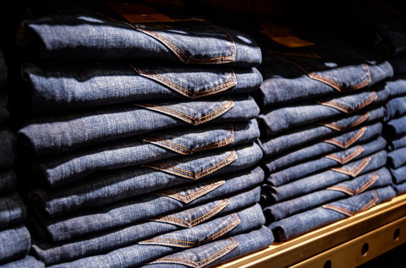 magasin-VINS SUR CARAMY-min_jeans_pants_blue_shop_shopping_shelf_exhibition_buy-940702